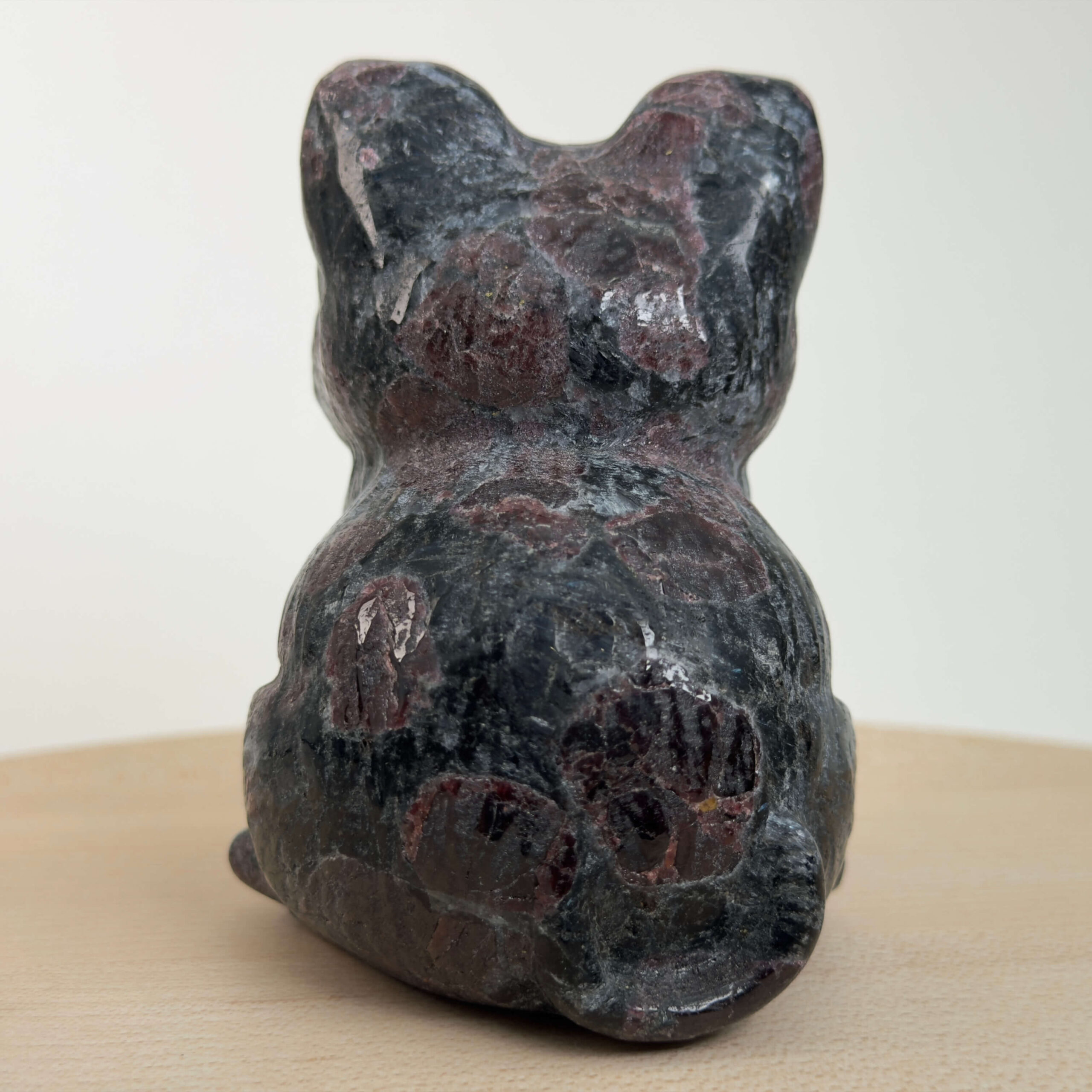 Granat kat med dybrøde nuancer, der symboliserer styrke, energi, grounding og personlig udvikling.