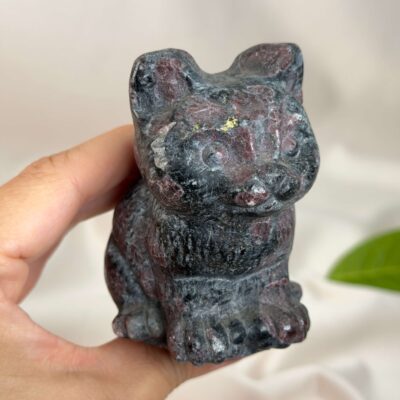 Granat kat med dybrøde nuancer, der symboliserer styrke, energi, grounding og personlig udvikling.