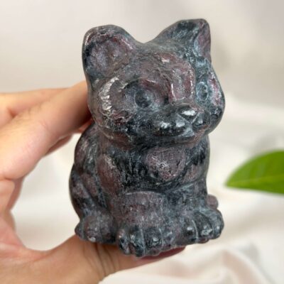 Granat kat med dybrøde nuancer, der symboliserer styrke, energi, grounding og personlig udvikling.