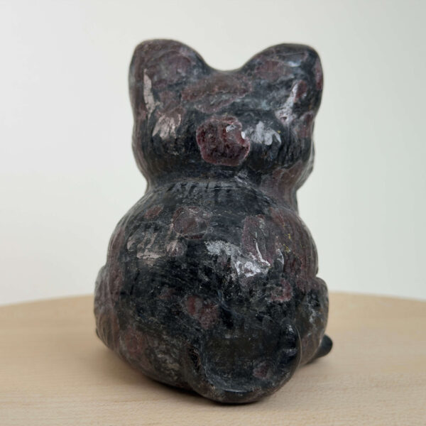 Granat kat med dybrøde nuancer, der symboliserer styrke, energi, grounding og personlig udvikling.
