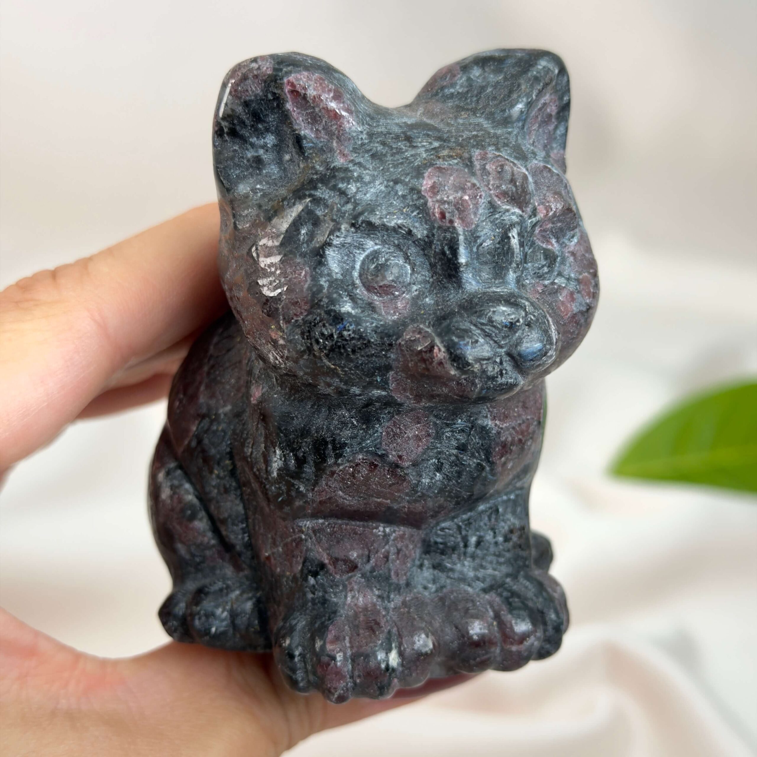 Granat kat med dybrøde nuancer, der symboliserer styrke, energi, grounding og personlig udvikling.