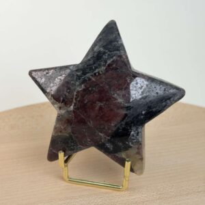 Granat stjerne med dybrøde nuancer og energi for styrke, motivation, grounding og personlig udvikling.