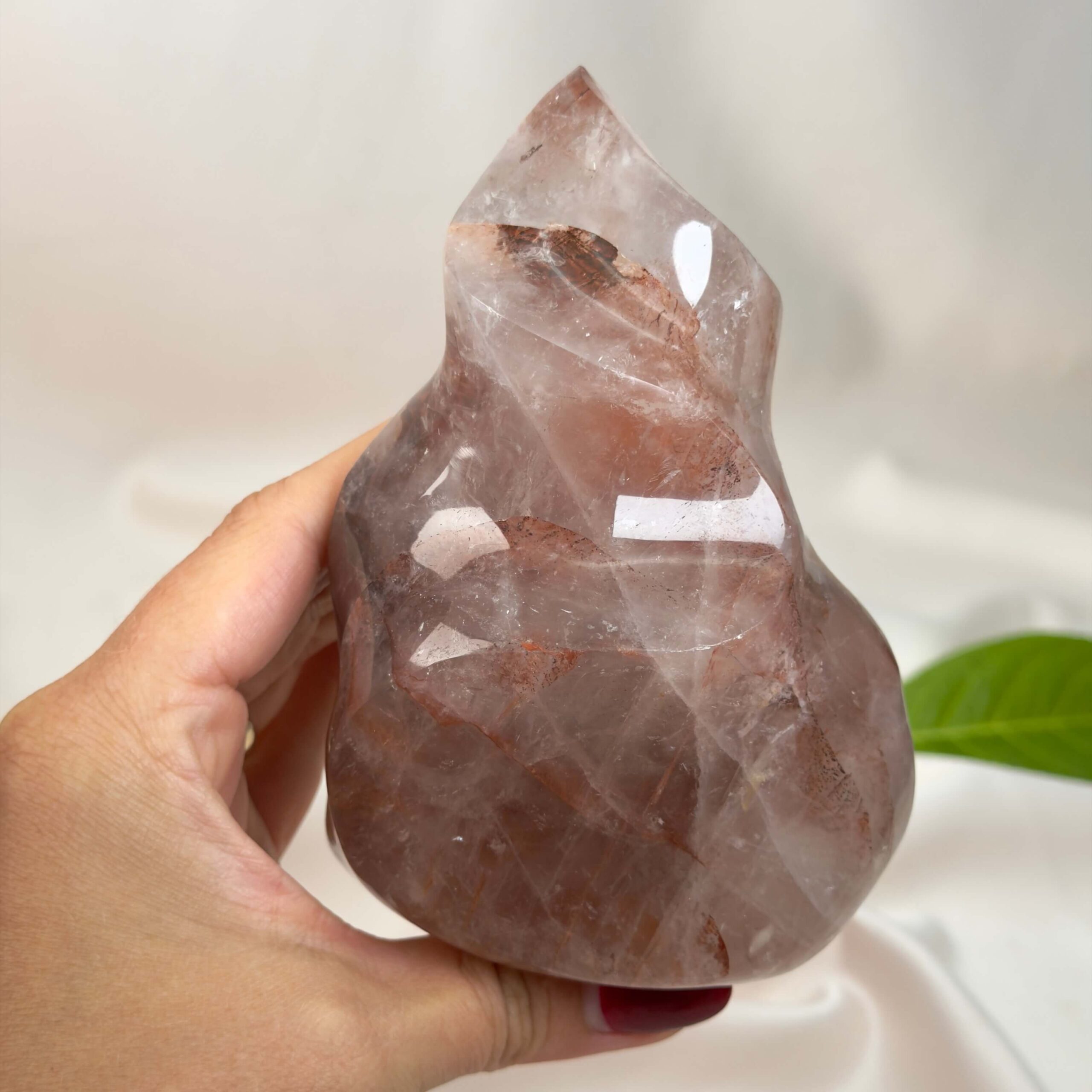 Hæmatitkvarts flamme med naturlige hæmatitindeslutninger, der symboliserer grounding, styrke og personlig udvikling.