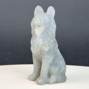 Labradorit Ulvehund med naturligt farvespil og symbolik for intuition, loyalitet, beskyttelse, transformation og indre styrke.