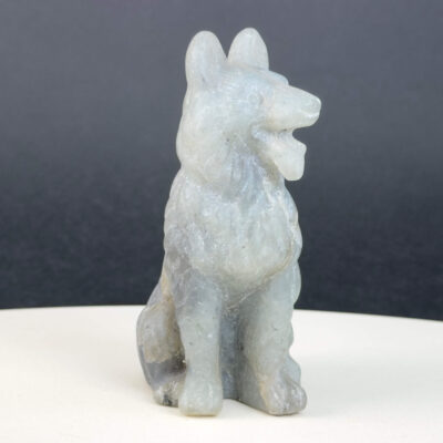 Labradorit Ulvehund med naturligt farvespil og symbolik for intuition, loyalitet, beskyttelse, transformation og indre styrke.