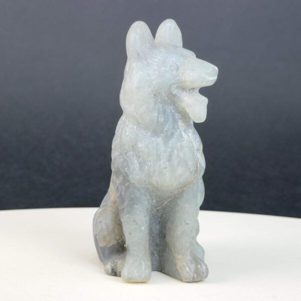 Labradorit Ulvehund med naturligt farvespil og symbolik for intuition, loyalitet, beskyttelse, transformation og indre styrke.
