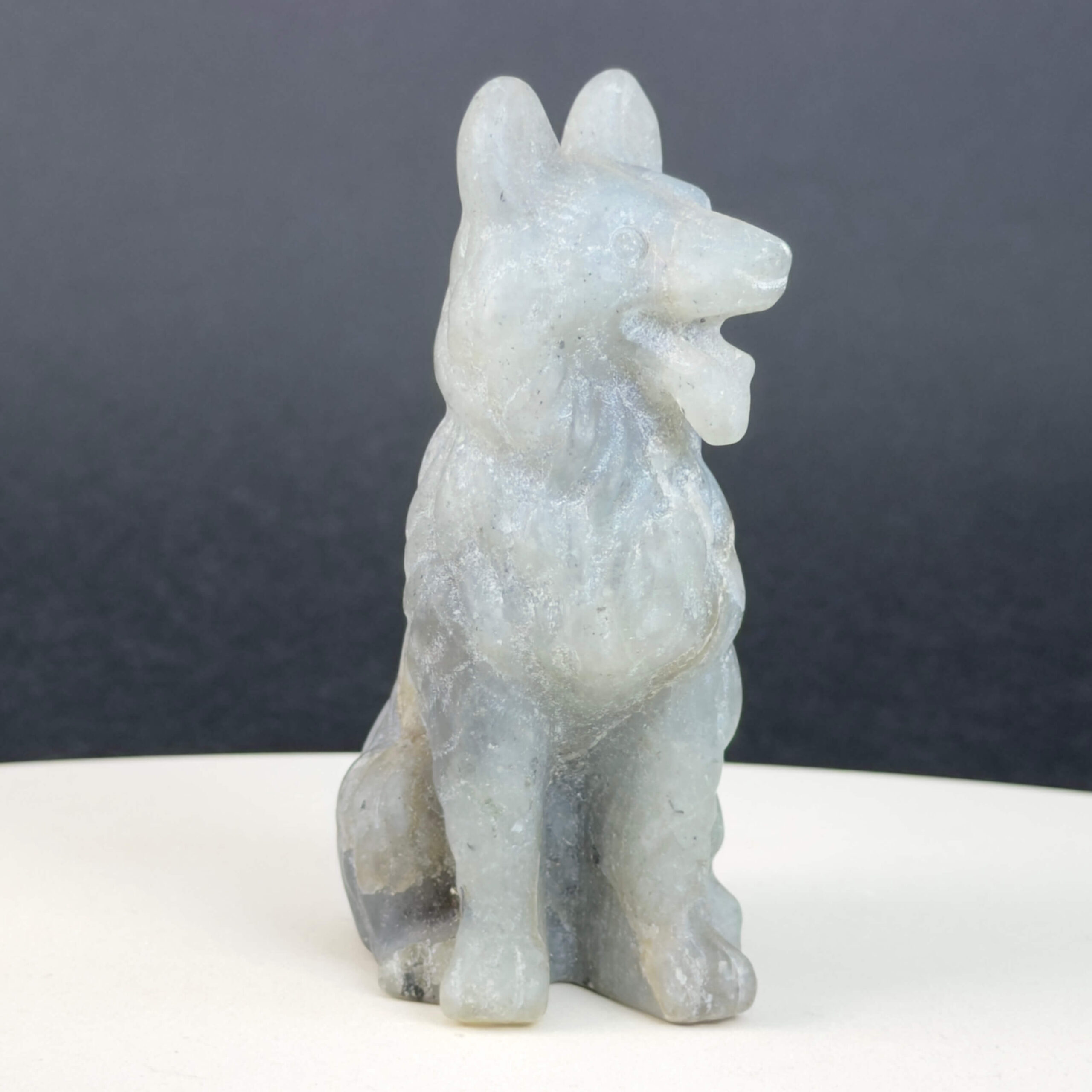 Labradorit Ulvehund med naturligt farvespil og symbolik for intuition, loyalitet, beskyttelse, transformation og indre styrke.