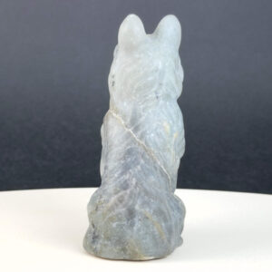 Labradorit Ulvehund med naturligt farvespil og symbolik for intuition, loyalitet, beskyttelse, transformation og indre styrke.