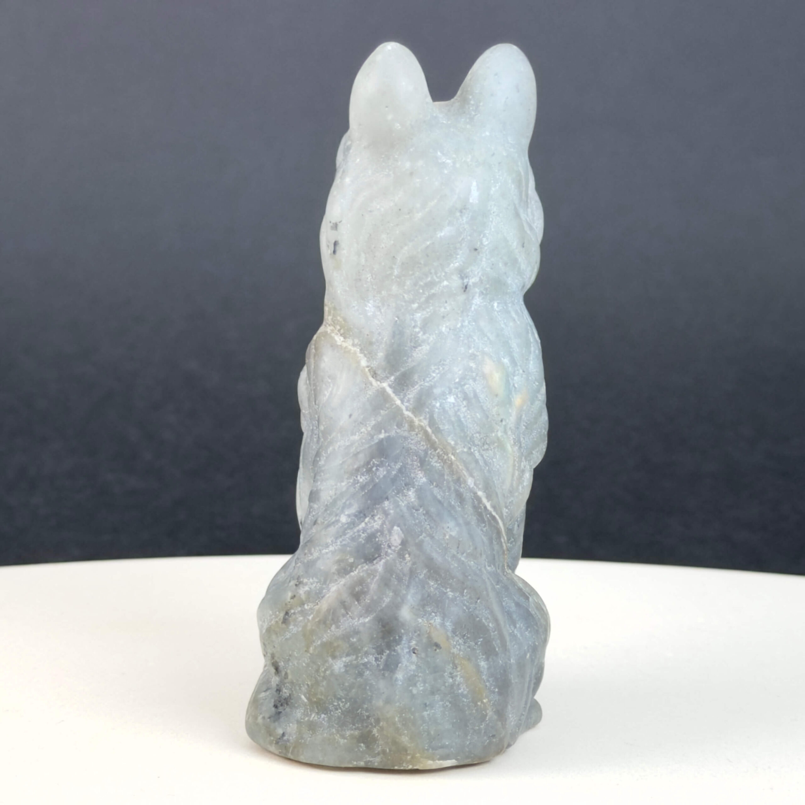 Labradorit Ulvehund med naturligt farvespil og symbolik for intuition, loyalitet, beskyttelse, transformation og indre styrke.