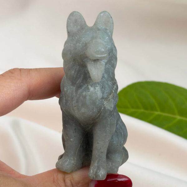 Labradorit Ulvehund med naturligt farvespil og symbolik for intuition, loyalitet, beskyttelse, transformation og indre styrke.