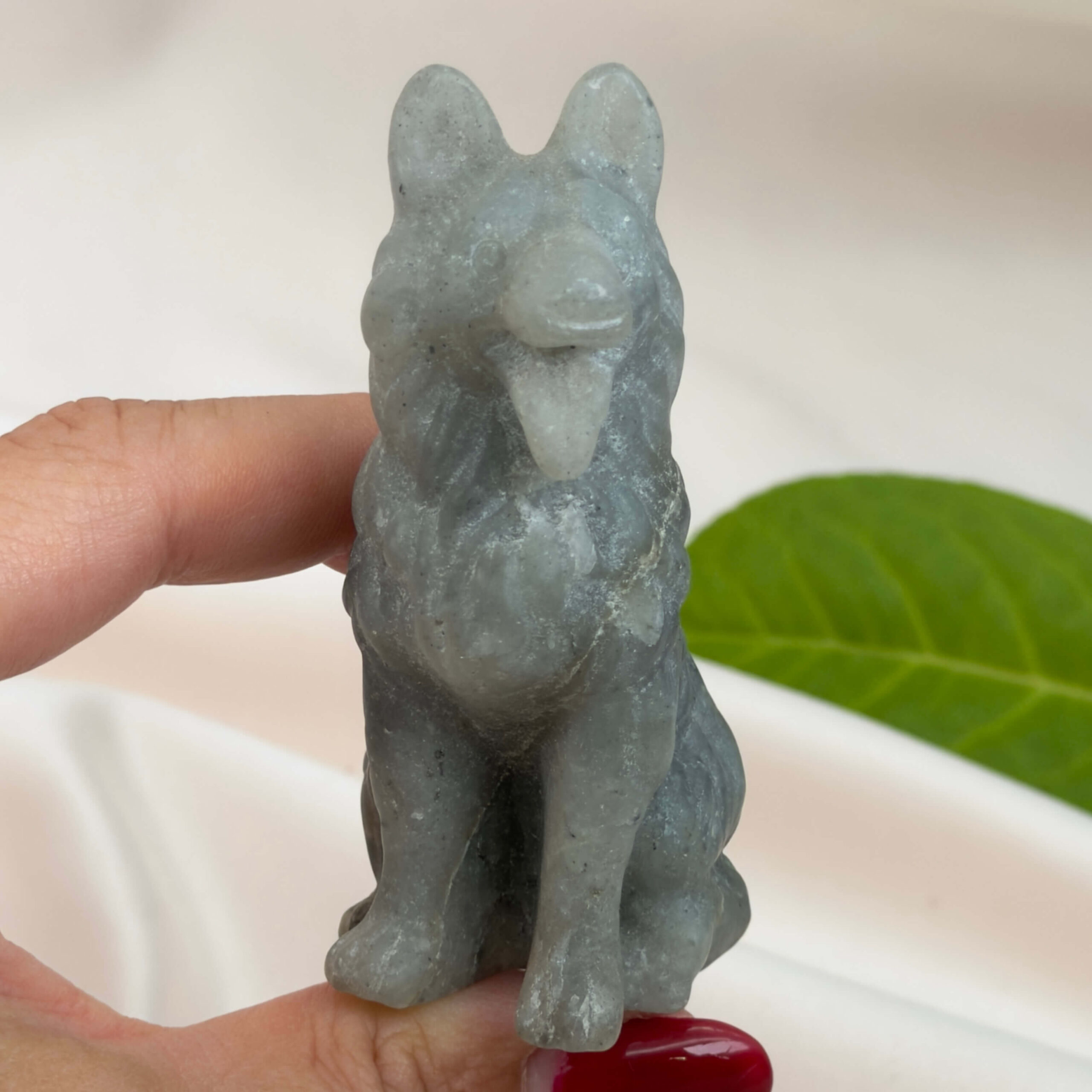 Labradorit Ulvehund med naturligt farvespil og symbolik for intuition, loyalitet, beskyttelse, transformation og indre styrke.