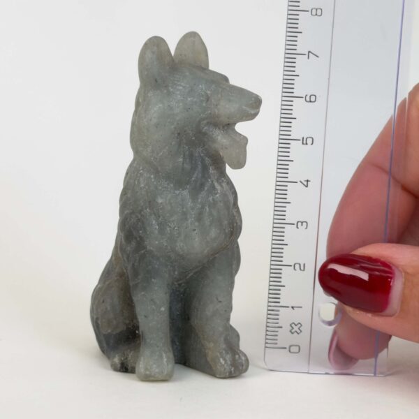 Labradorit Ulvehund med naturligt farvespil og symbolik for intuition, loyalitet, beskyttelse, transformation og indre styrke.