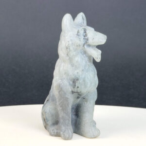 Labradorit Ulvehund med naturligt farvespil og symbolik for intuition, loyalitet, beskyttelse, transformation og indre styrke.