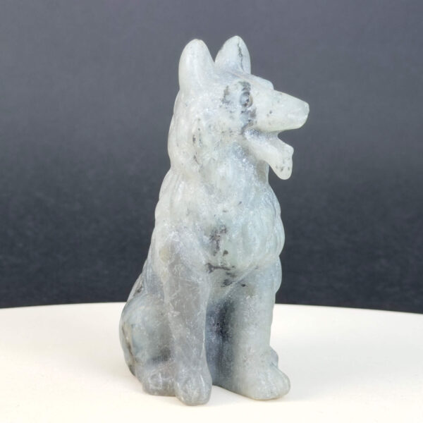 Labradorit Ulvehund med naturligt farvespil og symbolik for intuition, loyalitet, beskyttelse, transformation og indre styrke.