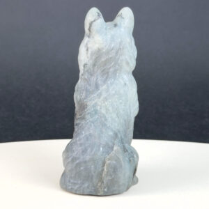Labradorit Ulvehund med naturligt farvespil og symbolik for intuition, loyalitet, beskyttelse, transformation og indre styrke.