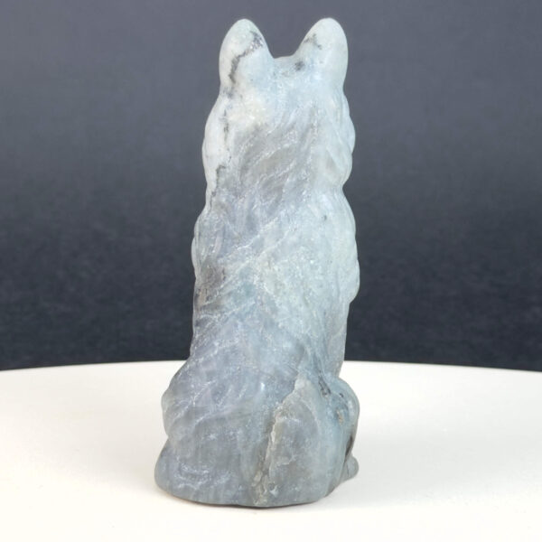 Labradorit Ulvehund med naturligt farvespil og symbolik for intuition, loyalitet, beskyttelse, transformation og indre styrke.