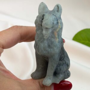 Labradorit Ulvehund med naturligt farvespil og symbolik for intuition, loyalitet, beskyttelse, transformation og indre styrke.
