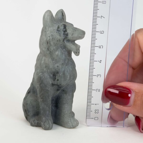 Labradorit Ulvehund med naturligt farvespil og symbolik for intuition, loyalitet, beskyttelse, transformation og indre styrke.