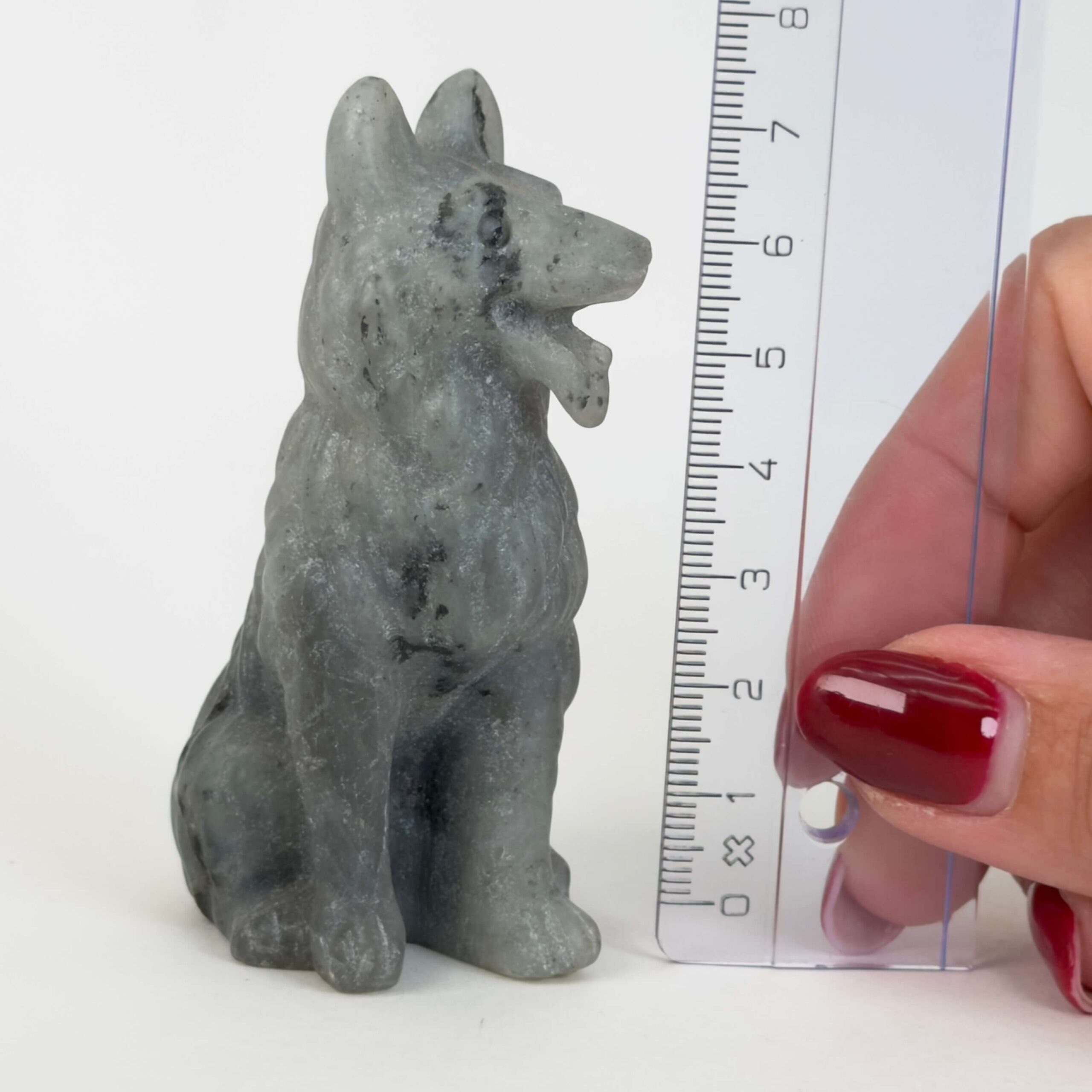 Labradorit Ulvehund med naturligt farvespil og symbolik for intuition, loyalitet, beskyttelse, transformation og indre styrke.