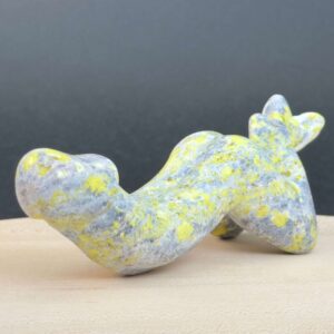 Serpentin Penis i naturlige grønne nuancer med energi for livskraft, grounding, indre ro, transformation og personlig udvikling.
