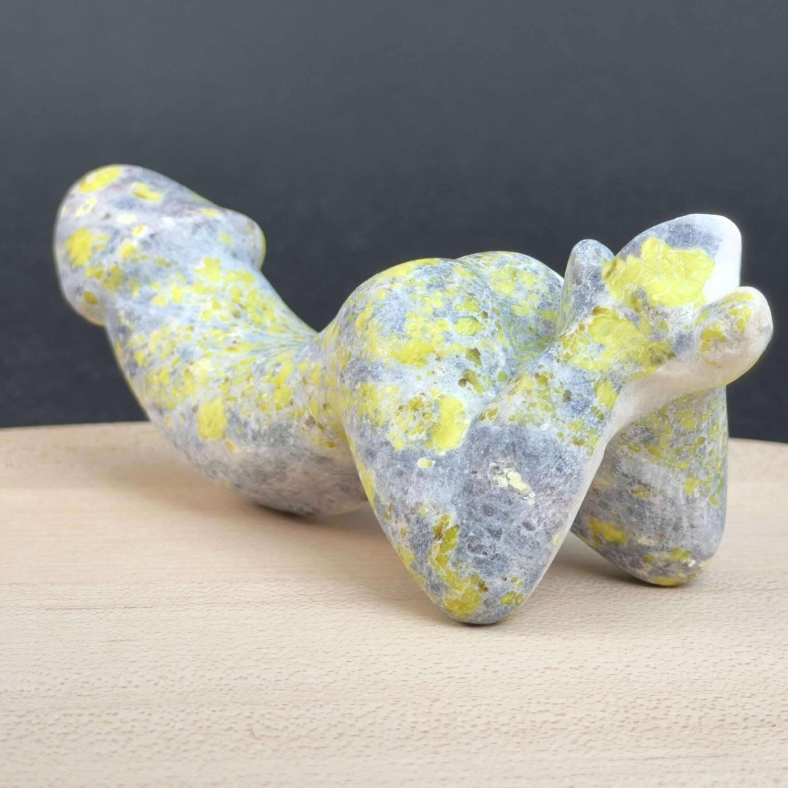 Serpentin Penis i naturlige grønne nuancer med energi for livskraft, grounding, indre ro, transformation og personlig udvikling.
