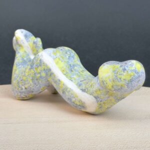 Serpentin Penis i naturlige grønne nuancer med energi for livskraft, grounding, indre ro, transformation og personlig udvikling.