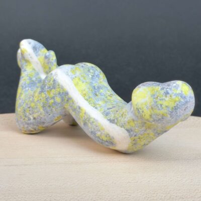 Serpentin Penis i naturlige grønne nuancer med energi for livskraft, grounding, indre ro, transformation og personlig udvikling.