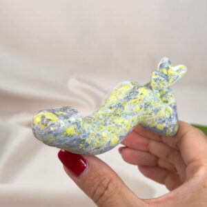 Serpentin Penis i naturlige grønne nuancer med energi for livskraft, grounding, indre ro, transformation og personlig udvikling.