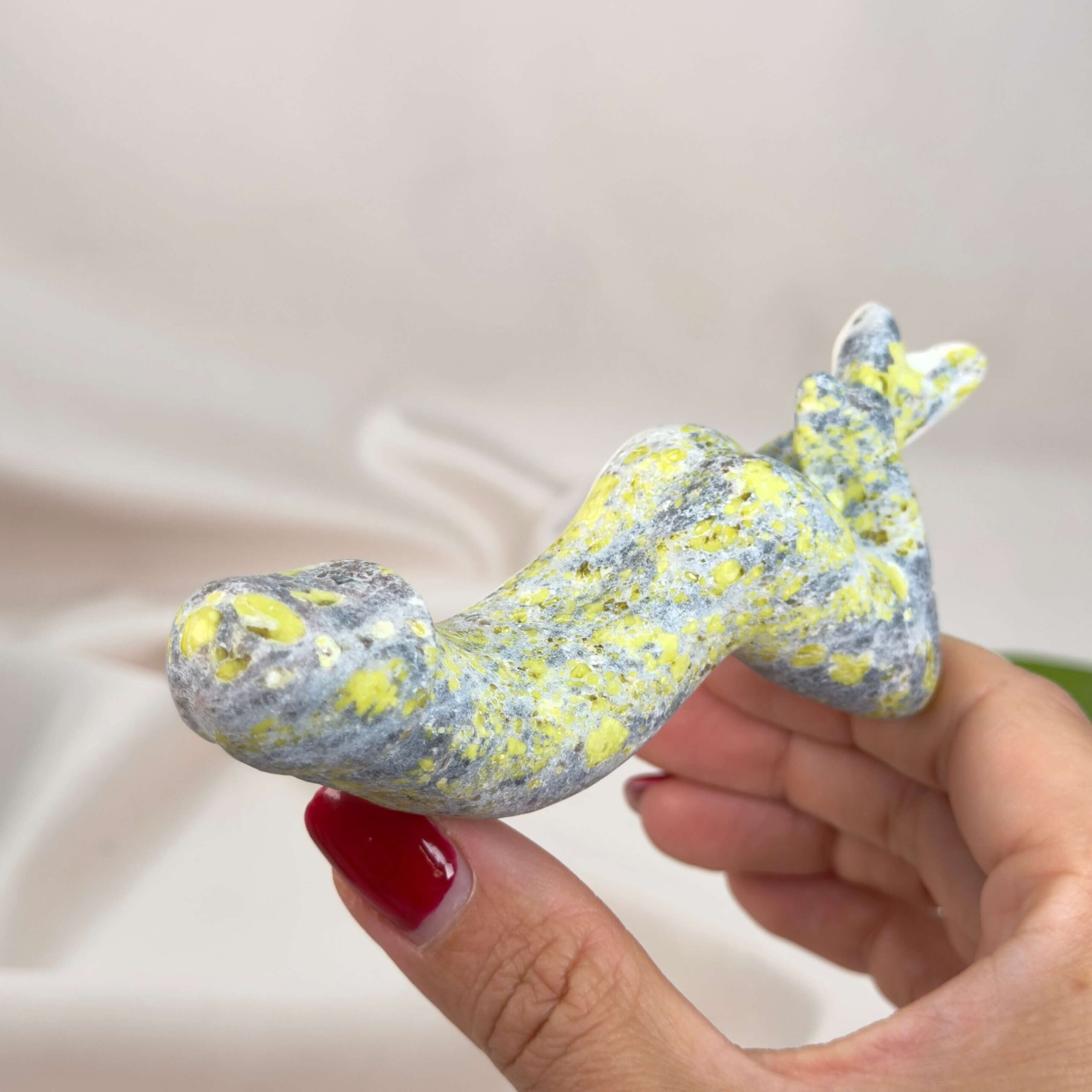Serpentin Penis i naturlige grønne nuancer med energi for livskraft, grounding, indre ro, transformation og personlig udvikling.