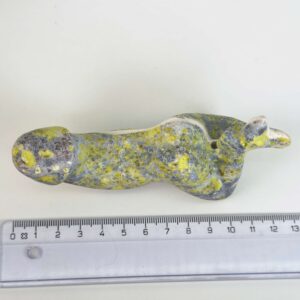 Serpentin Penis i naturlige grønne nuancer med energi for livskraft, grounding, indre ro, transformation og personlig udvikling.