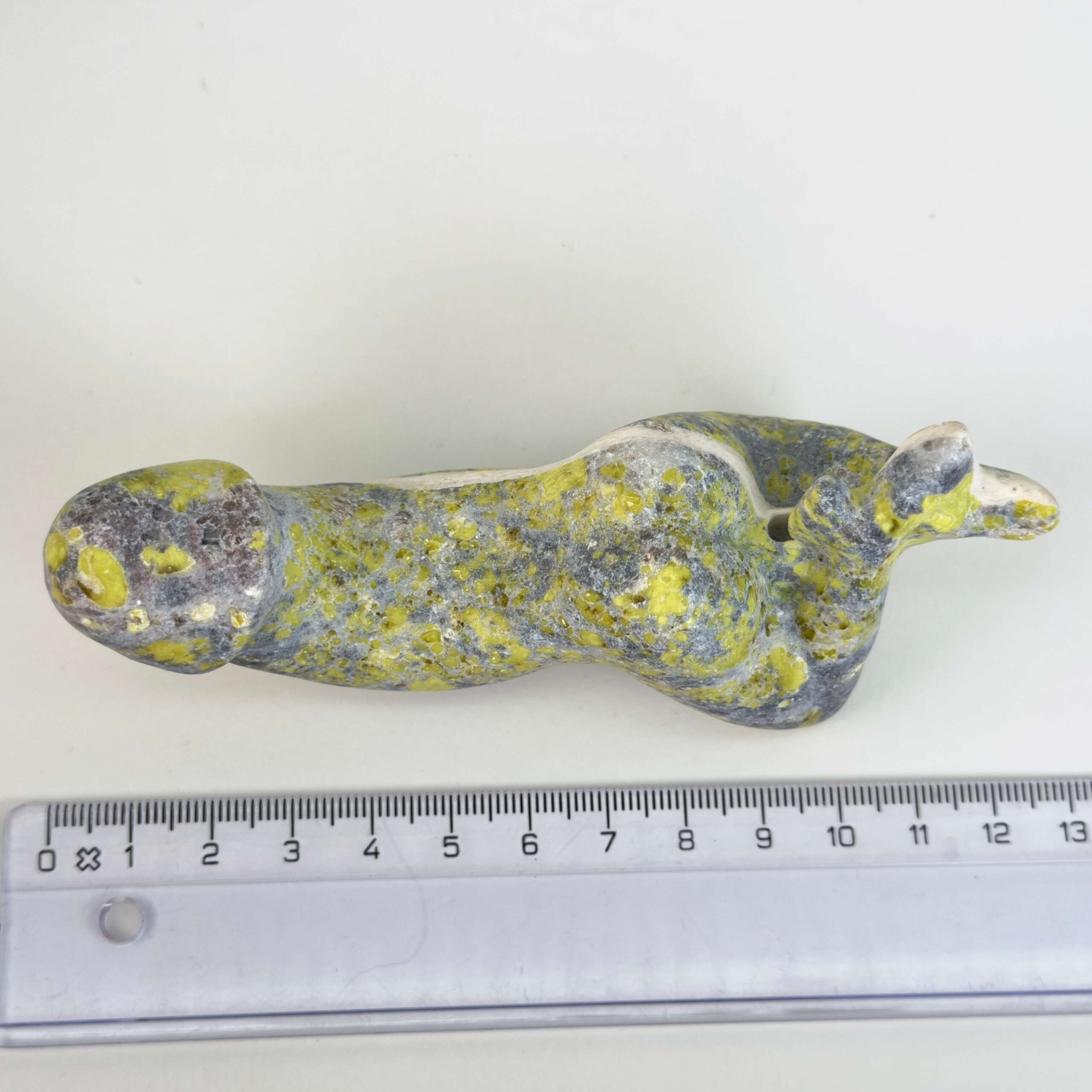 Serpentin Penis i naturlige grønne nuancer med energi for livskraft, grounding, indre ro, transformation og personlig udvikling.