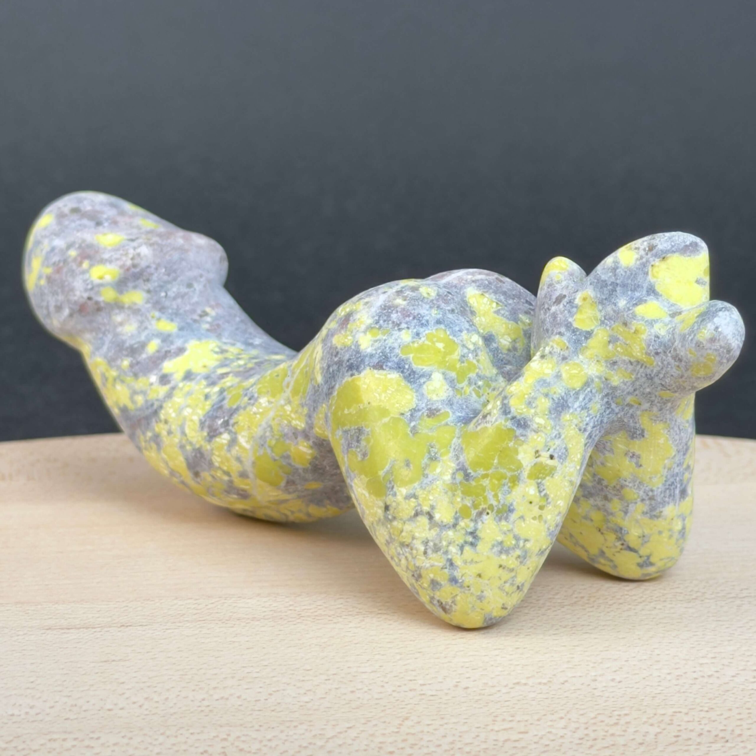 Serpentin Penis i naturlige grønne nuancer med energi for livskraft, grounding, indre ro, transformation og personlig udvikling.