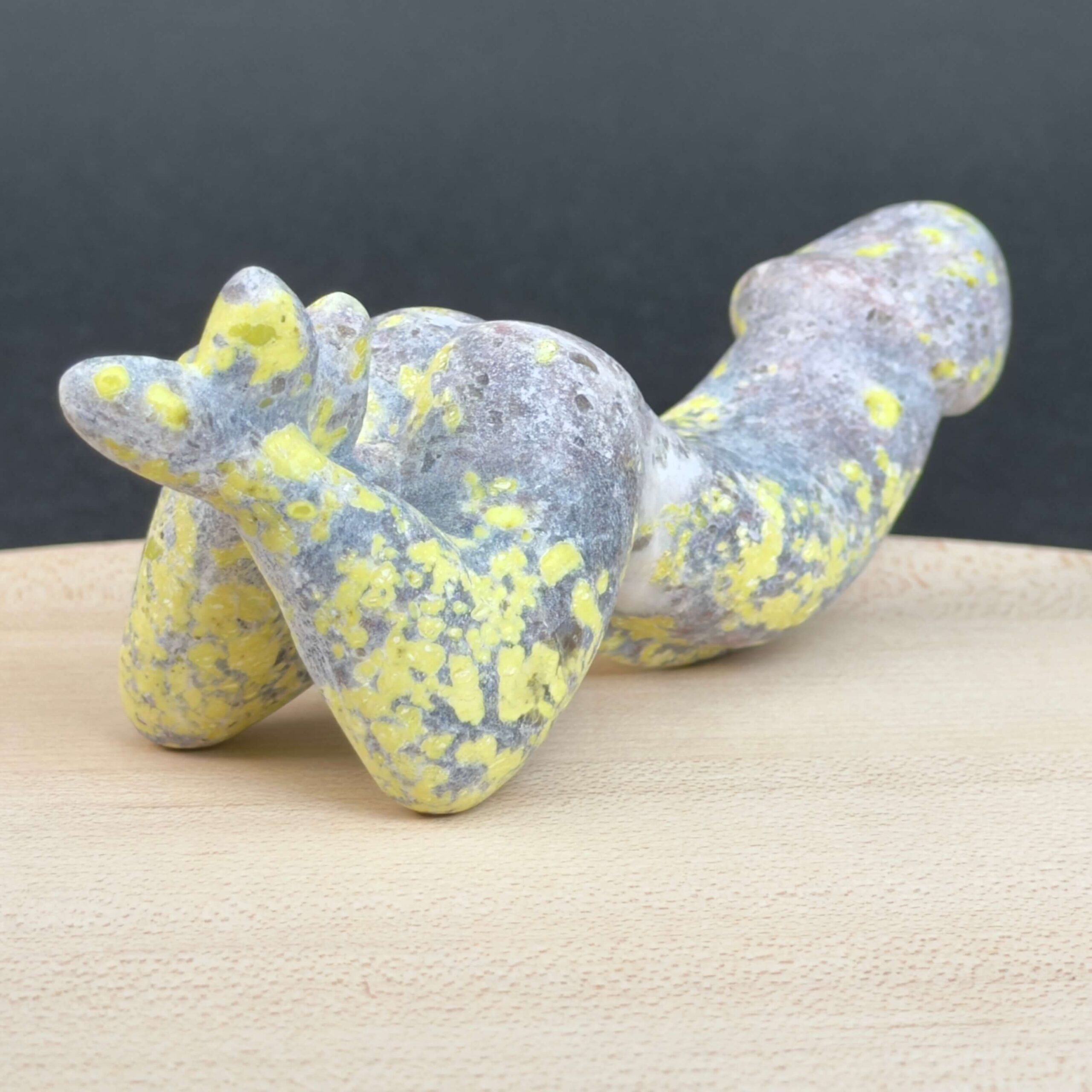 Serpentin Penis i naturlige grønne nuancer med energi for livskraft, grounding, indre ro, transformation og personlig udvikling.