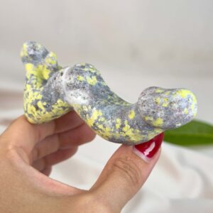 Serpentin Penis i naturlige grønne nuancer med energi for livskraft, grounding, indre ro, transformation og personlig udvikling.