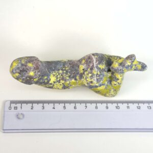 Serpentin Penis i naturlige grønne nuancer med energi for livskraft, grounding, indre ro, transformation og personlig udvikling.