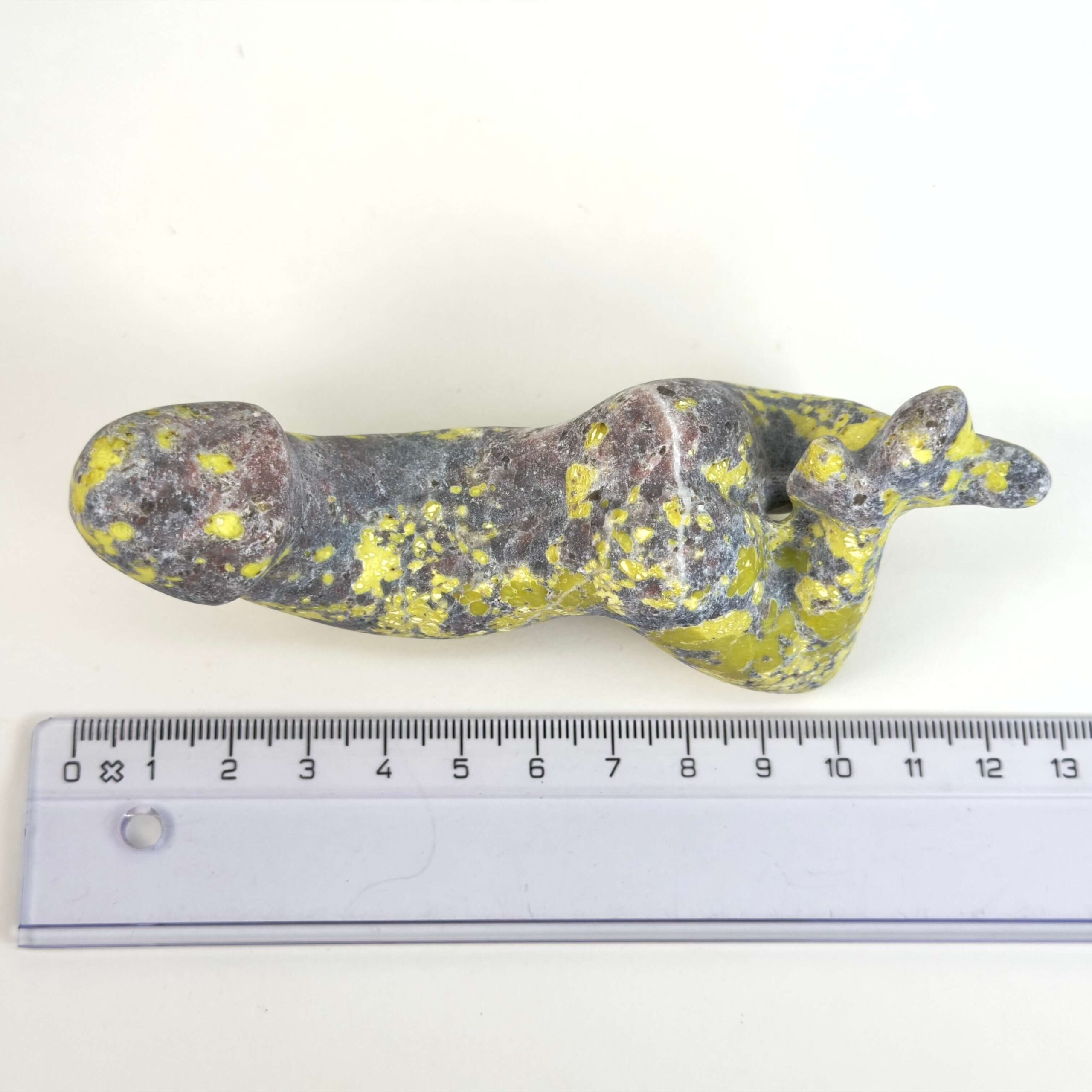 Serpentin Penis i naturlige grønne nuancer med energi for livskraft, grounding, indre ro, transformation og personlig udvikling.