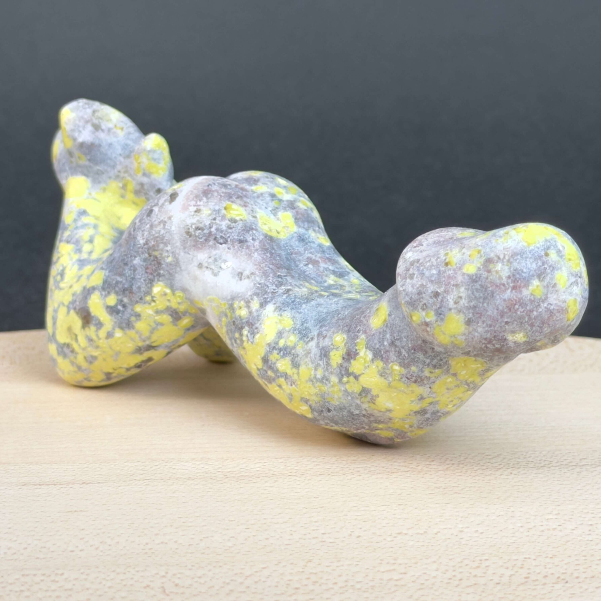 Serpentin Penis i naturlige grønne nuancer med energi for livskraft, grounding, indre ro, transformation og personlig udvikling.
