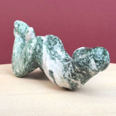 Træ Agat Penis med naturlige grønne mønstre og symbolik for livskraft, jordforbindelse, stabilitet, vækst og nye begyndelser.