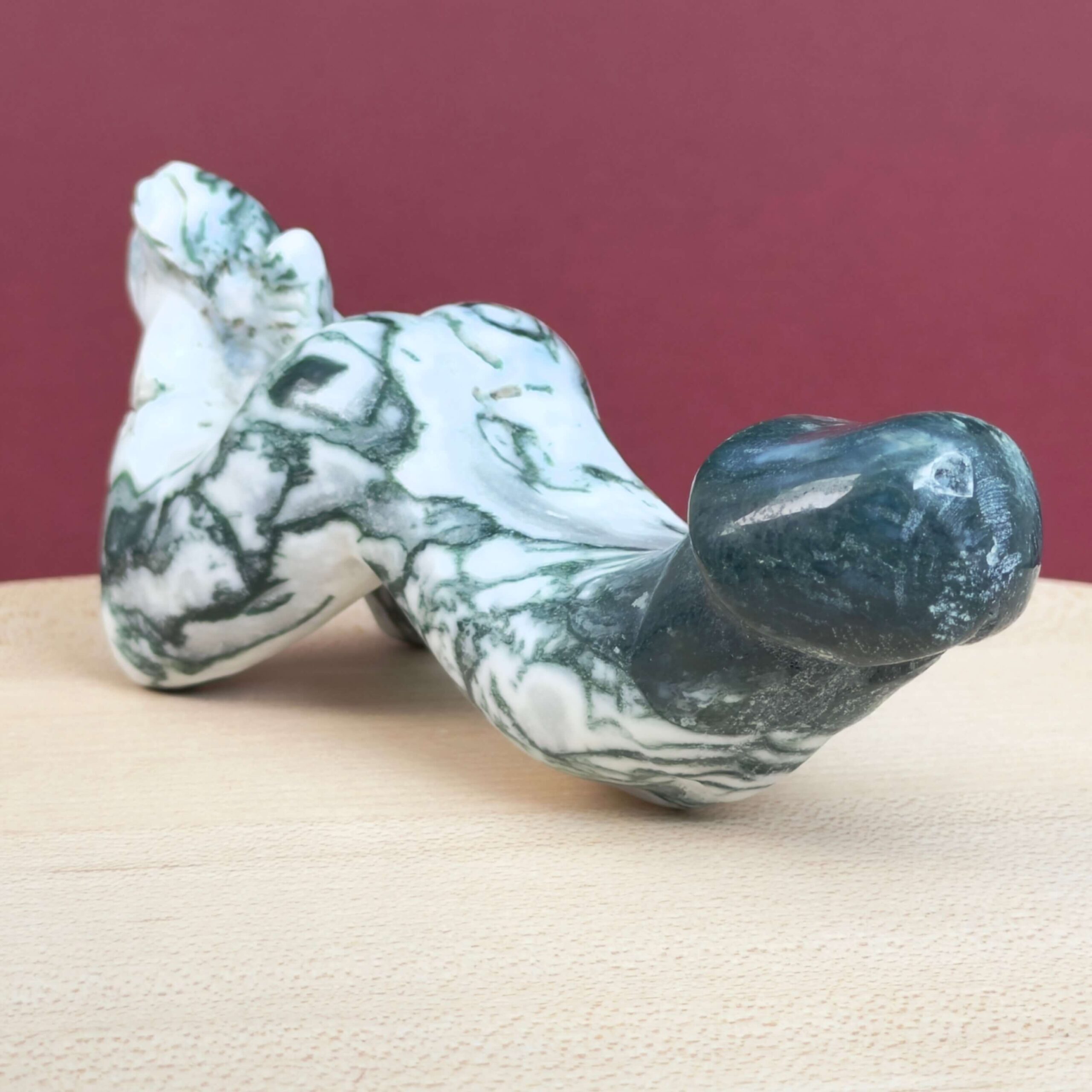 Træ Agat Penis med naturlige grønne mønstre og symbolik for livskraft, jordforbindelse, stabilitet, vækst og nye begyndelser.