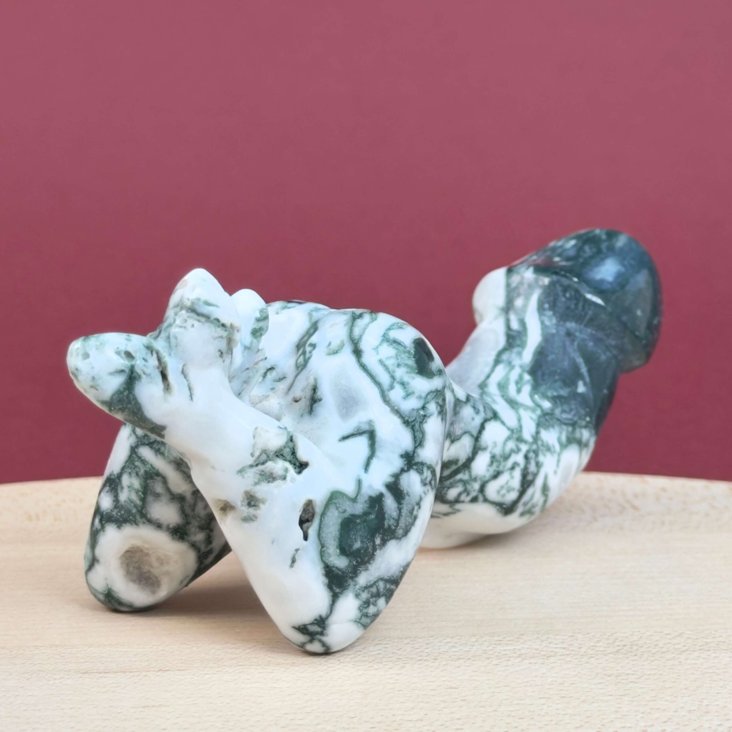 Træ Agat Penis med naturlige grønne mønstre og symbolik for livskraft, jordforbindelse, stabilitet, vækst og nye begyndelser.