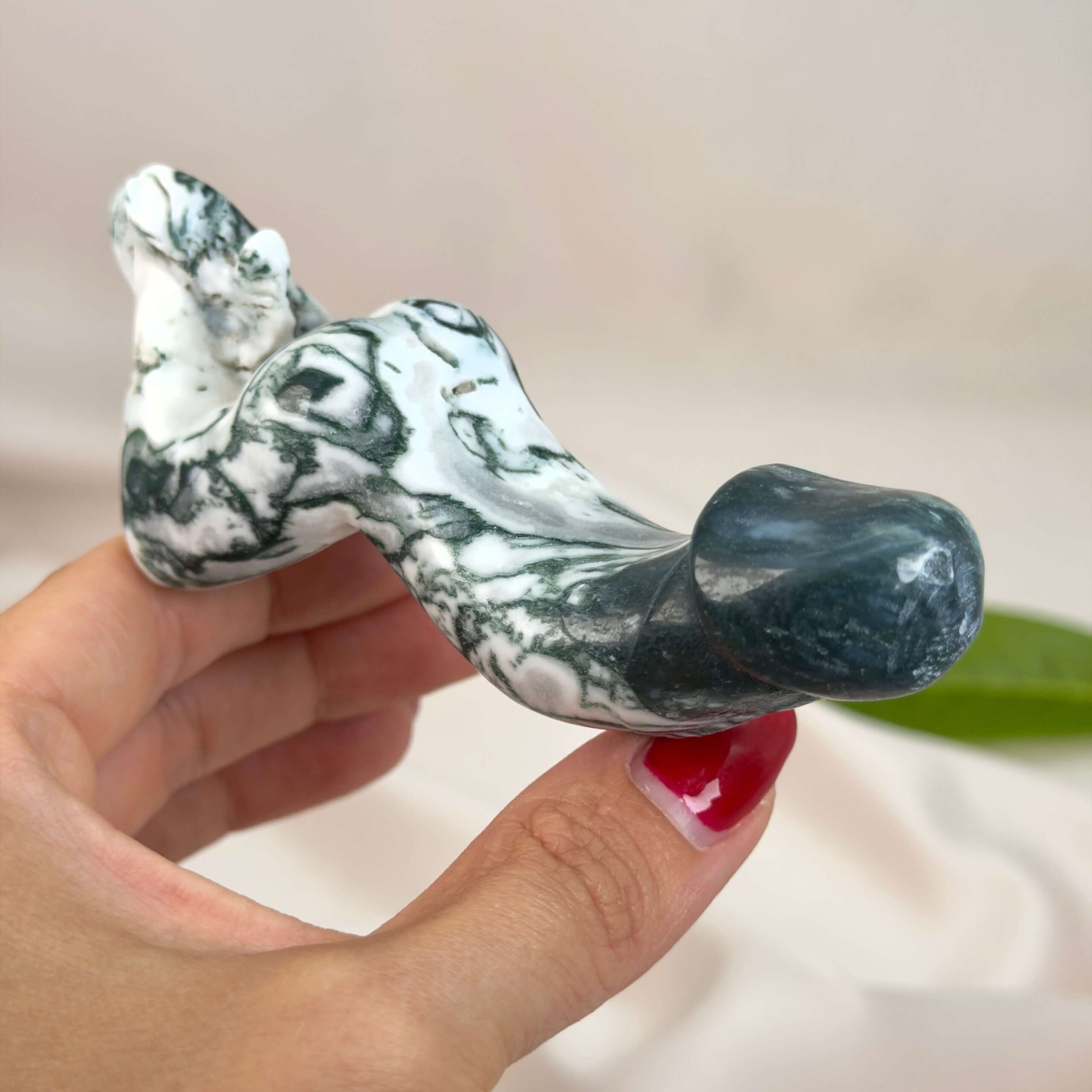 Træ Agat Penis med naturlige grønne mønstre og symbolik for livskraft, jordforbindelse, stabilitet, vækst og nye begyndelser.