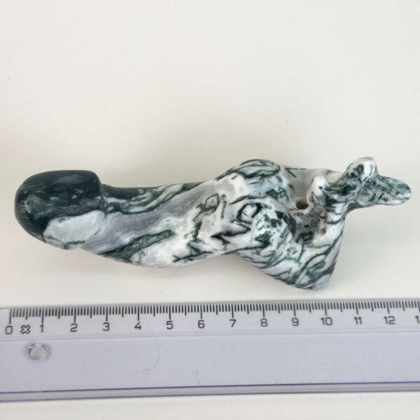 Træ Agat Penis med naturlige grønne mønstre og symbolik for livskraft, jordforbindelse, stabilitet, vækst og nye begyndelser.