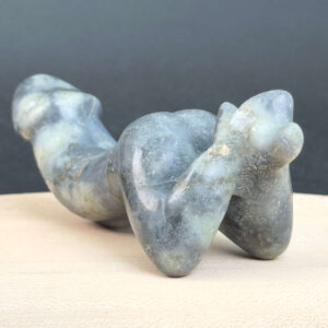 Labradorit Penis med naturligt farvespil og energi for intuition, beskyttelse, transformation, livskraft og personlig udvikling.