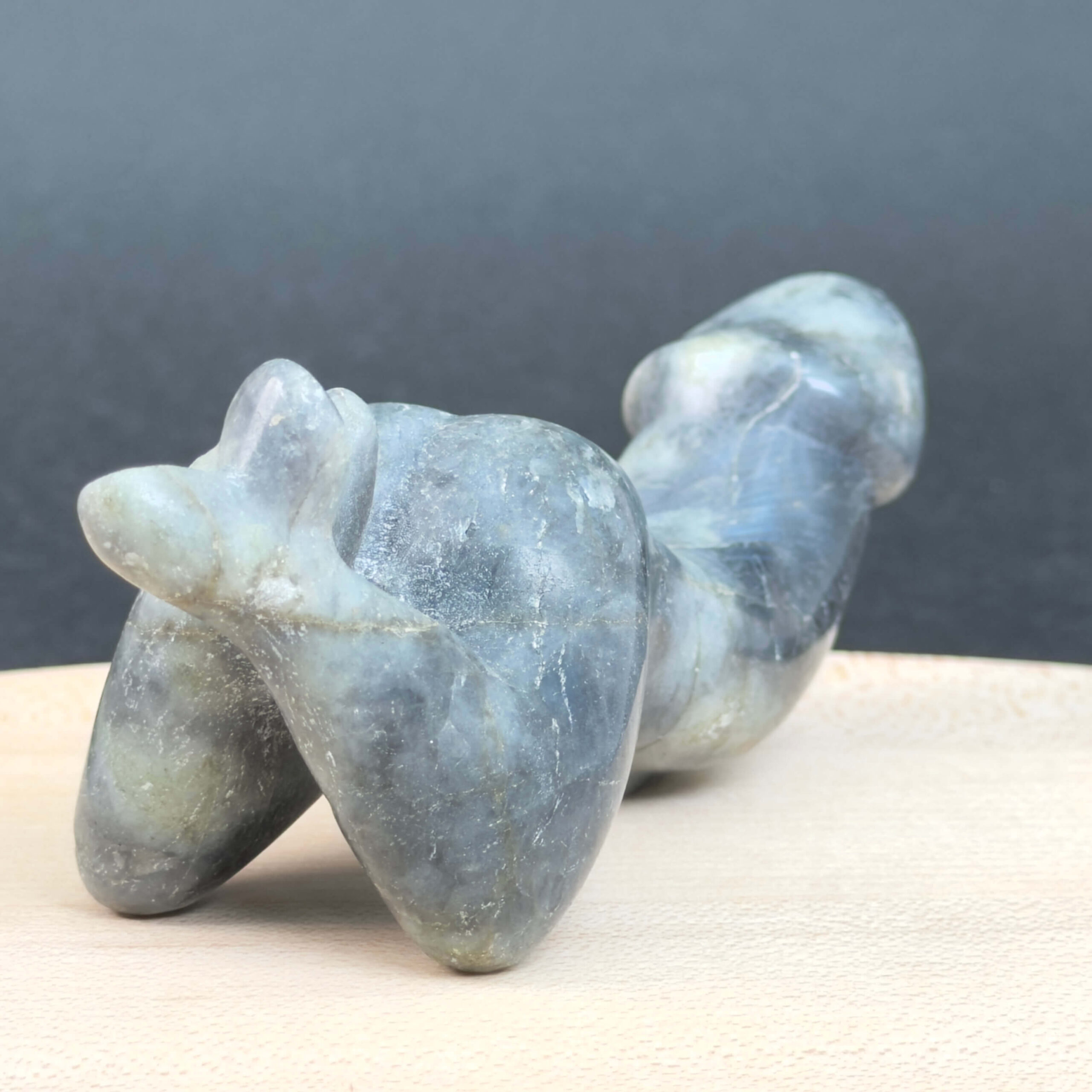 Labradorit Penis med naturligt farvespil og energi for intuition, beskyttelse, transformation, livskraft og personlig udvikling.