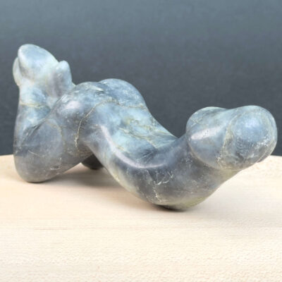 Labradorit Penis med naturligt farvespil og energi for intuition, beskyttelse, transformation, livskraft og personlig udvikling.