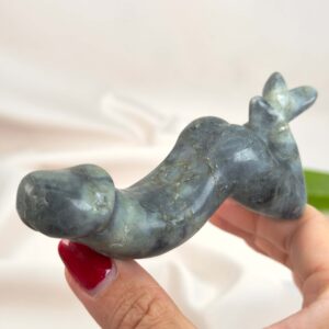 Labradorit Penis med naturligt farvespil og energi for intuition, beskyttelse, transformation, livskraft og personlig udvikling.