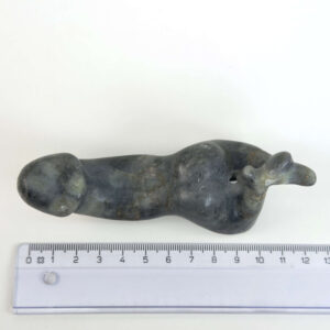 Labradorit Penis med naturligt farvespil og energi for intuition, beskyttelse, transformation, livskraft og personlig udvikling.