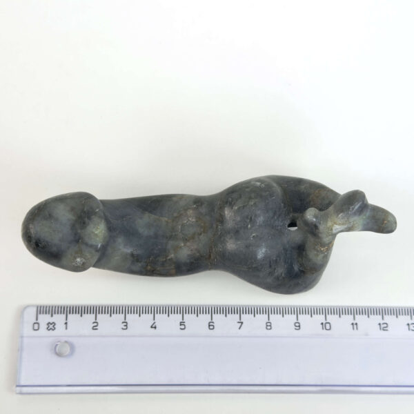Labradorit Penis med naturligt farvespil og energi for intuition, beskyttelse, transformation, livskraft og personlig udvikling.