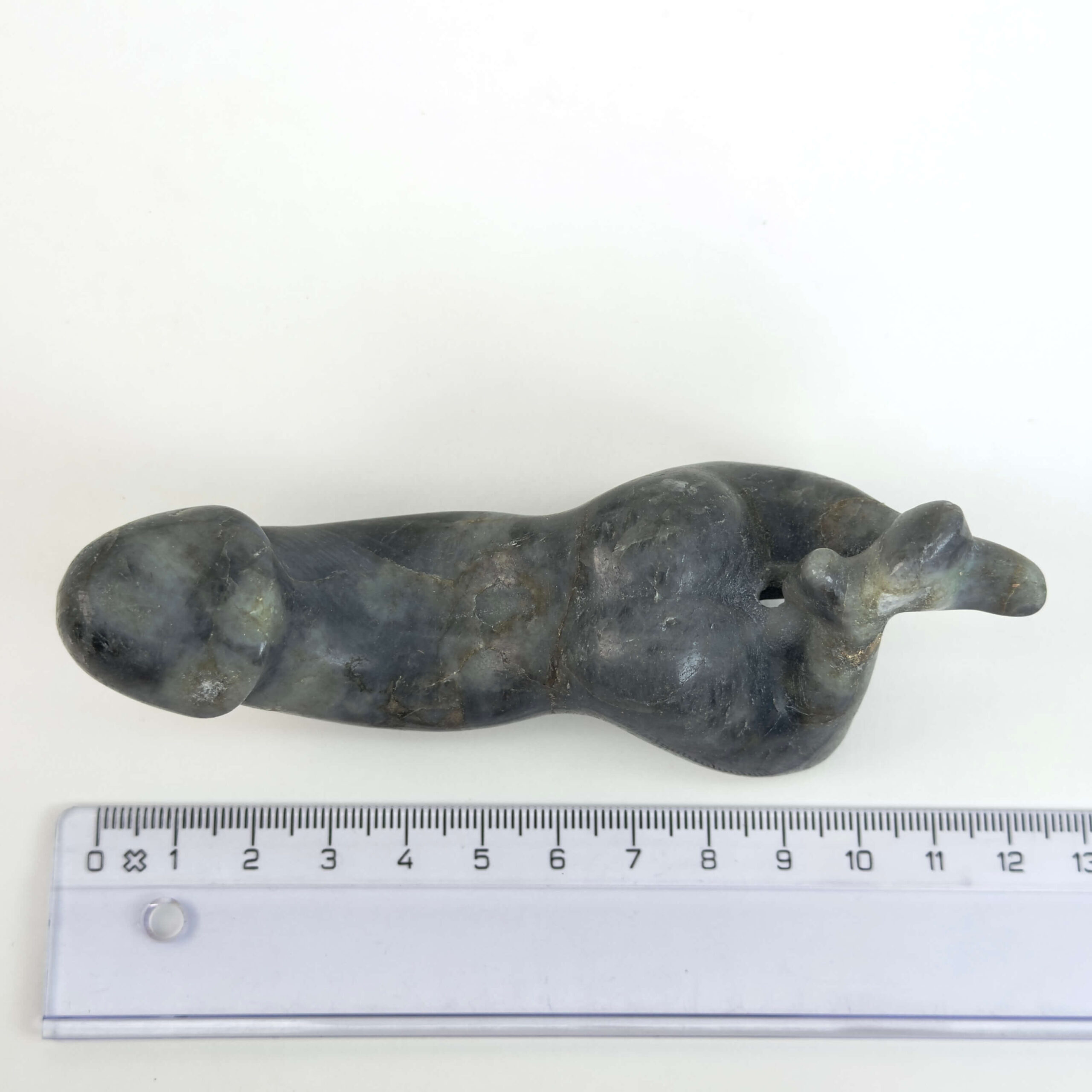 Labradorit Penis med naturligt farvespil og energi for intuition, beskyttelse, transformation, livskraft og personlig udvikling.