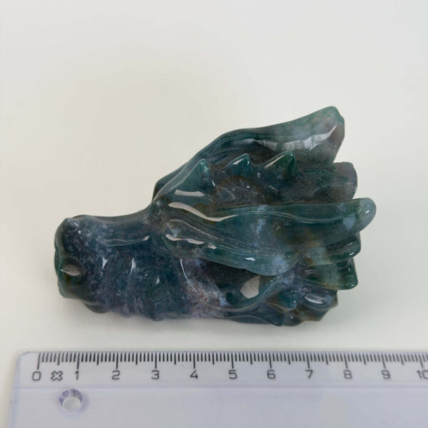 Mos Agat Dragehoved med naturlige grønne moslignende mønstre og symbolik for grounding, styrke, vækst, overflod og nye begyndelser.